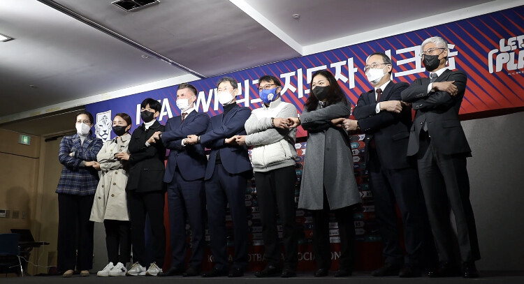 대한축구협회와 WK리그 지도자 워크숍에서 손을 맞잡은 콜린 벨 감독. 대한축구협회 제공