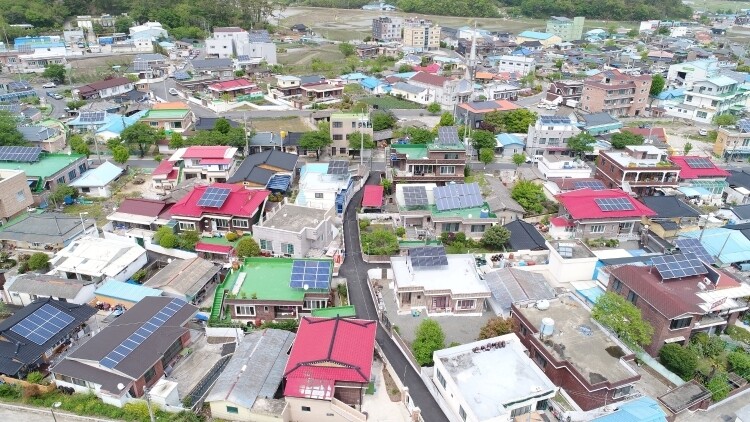 경남 창원시 주택들 지붕 위에 태양광 발전을 위한 태양광 패널이 설치돼 있다. 창원시청 제공