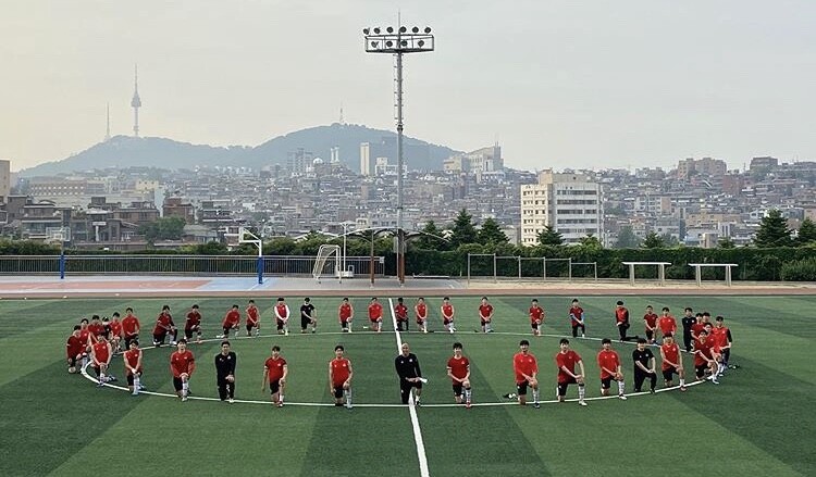 차두리 FC서울 U-18 감독(오산고)이 인종차별 반대 세리머니를 펼치고 있다. 차두리 감독 인스타그램 갈무리