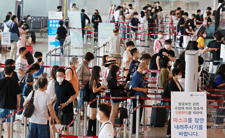 코로나19 확산세가 거세지는 가운데 15일 오전 서울 강서구 김포공항 국내선 청사에서 이용객들이 탑승 수속을 밟고 있다. 연합뉴스