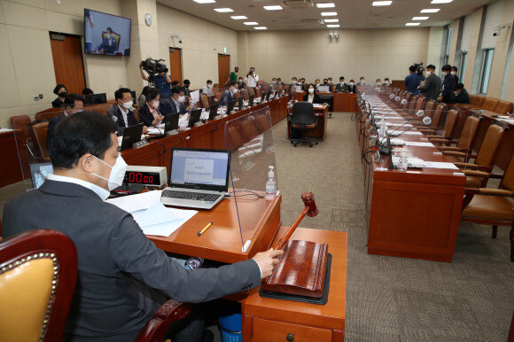 박대출 국회 기획재정위원장이 24일 오후 서울 여의도 국회에서 열린 기획재정위원회 전체회의에서 ''종합부동산세법 및 조세특례제한법 개정안''을 상정하며 의사봉을 두드리고 있다. 이날 열린 회의에서 민주당은 종부세 완화를 ''명백한 부자감세''라고 주장하며 회의에 불참했다. 공동취재사진