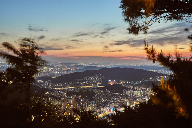 인왕산에서 내려다 본 서울 도심의 불빛.