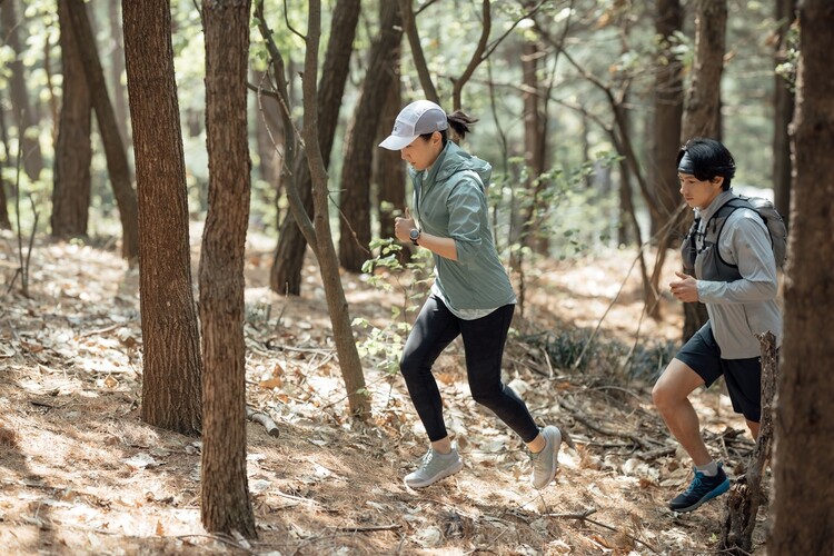 코오롱 ‘나이트하이커 경량 재킷’(사진 왼쪽)과 ‘로드랩 레깅스’를 입은 등산객. 코오롱 제공