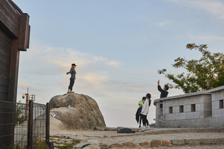 인왕산 정상에서 ‘인증샷’을 남기고 있는 등산객들. 사진 윤동길(스튜디오 어댑터 실장)