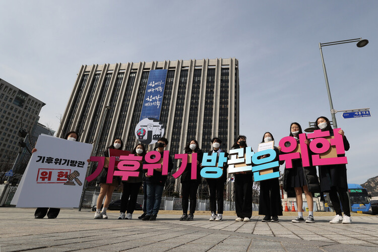 ②청소년기후행동 활동가들이 3월 13일 서울 종로구 광화문 센터포인트에서 헌법소원 청구 배경에 대해 설명하는 기자회견을 열고 있다. 이들은 온실가스 감축 목표를 소극적으로 규정한 현행법령은 청소년의 생명권과 환경권 등 기본권을 침해한다는 취지의 헌법소원을 청구했다. 이정아 기자 leej@hani.co.kr