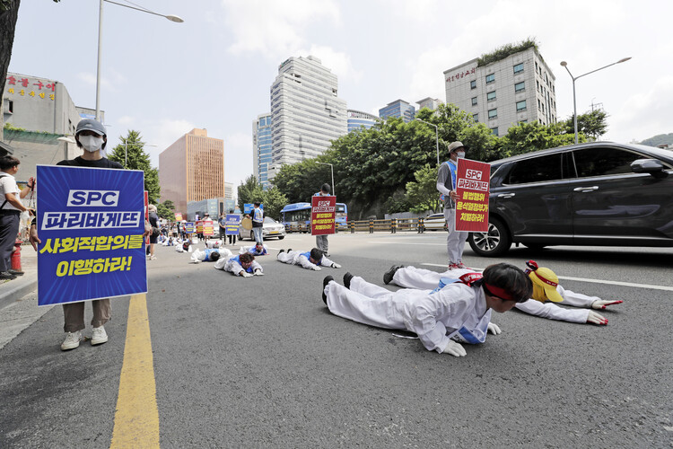 파리바게뜨 노동자 힘내라 공동행동 회원들이 4일 오전 서울역 인근에서 에스피씨(SPC)파리바게뜨 사태 해결과 사회적 합의 이행을 촉구하며 용산 대통령실을 향해 오체투지를 하고 있다. 김명진 기자 littleprince@hani.co.kr