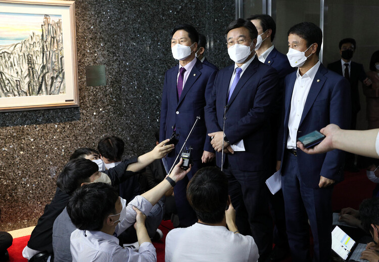 윤호중 더불어민주당 원내대표(가운데)와 김기현 국민의힘 원내대표(왼쪽)가 29일 오후 국회 의장실에서 언론중재법과 관련해 박병석 국회의장과 회동을 마친 뒤 기자들의 질문을 받고 있다. 김봉규 선임기자 bong9@hani.co.kr