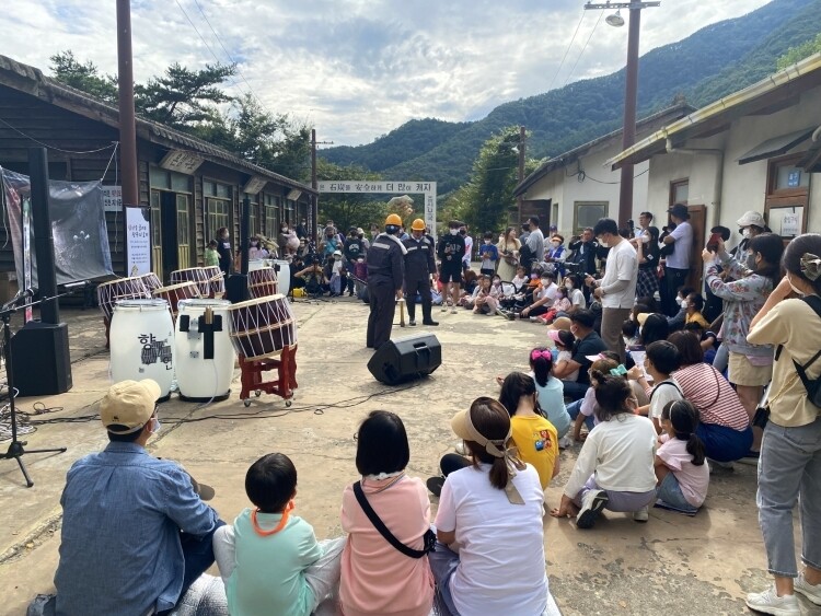 문경시는 지난해 9월 문경에코월드 석탄박물관 광부사택촌에서 ‘랄라페스티벌’을 열었다. 문경시 제공