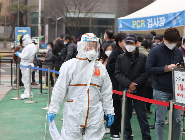 16일 오전 서울 송파구 송파구보건소 코로나19 선별진료소에서 시민들이 PCR과 신속 항원 검사를 받기 위해 대기해 있다. 연합뉴스.