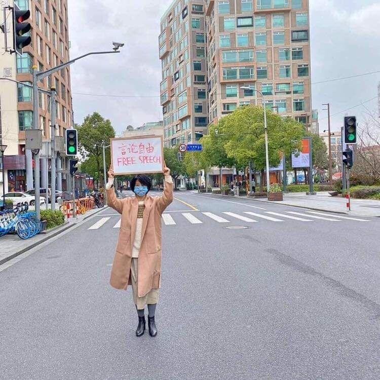 중국 내 위챗(중국판 카카오톡) 공중 계정 등에 올라온 상하이 복단대 앞 거리 1인 시위 모습. 위챗 갈무리