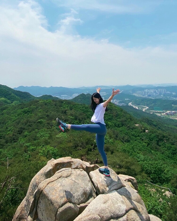 필라테스 강사 정현주씨가 서울 삼성산에 올라 포즈를 취하고 있다.