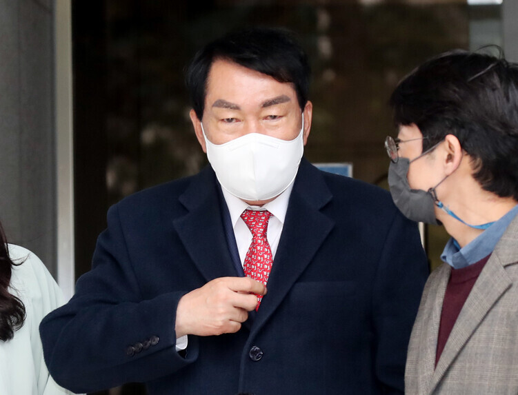 국민의힘 인천시장 경선 후보인 안상수 전 의원이 14일 오후 인천시 미추홀구 인천지법에서 영장실질심사를 받은 뒤 구치소 호송차량으로 이동하던 중 취재진의 질문을 받고 있다. 연합뉴스 국민의힘 인천시장 경선 후보인 안상수 전 의원이 14일 오후 인천시 미추홀구 인천지법에서 영장실질심사를 받은 뒤 구치소 호송차량으로 이동하던 중 취재진의 질문을 받고 있다. 연합뉴스