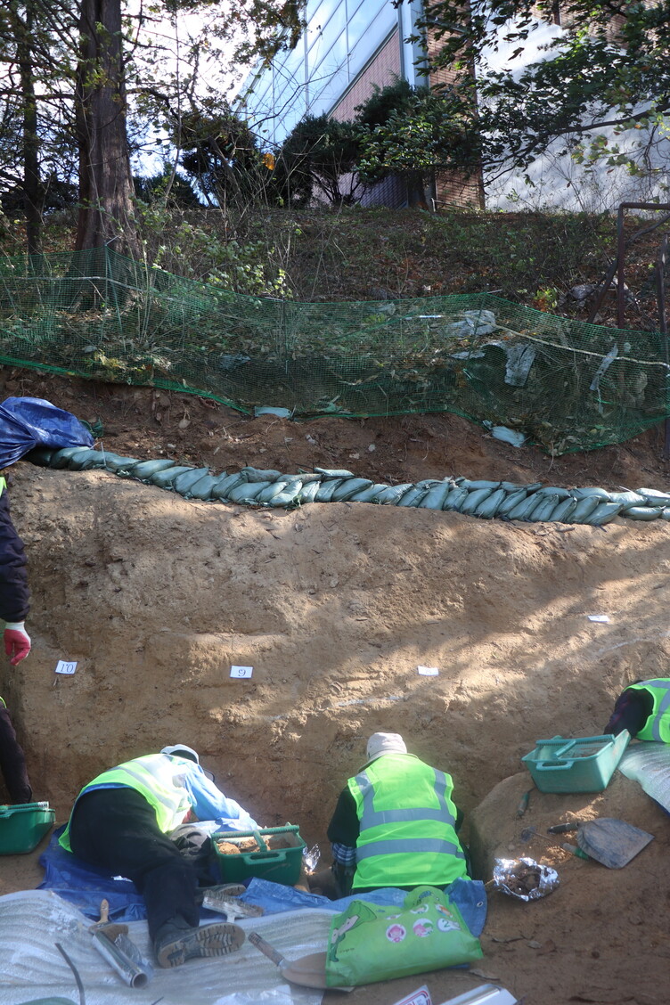 2023년 11월에 충남 아산시 배방읍 공수리에서 재개된 유해발굴 작업. 위로 신도리코 옛 건물이 보인다. 고경태 기자