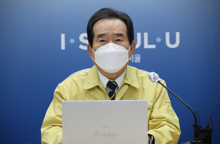 정세균 국무총리가 30일 오전 서울시청에서 열린 신종 코로나바이러스 감염증(코로나19) 대응 중앙재난안전대책본부(중대본) 회의를 주재하고 있다. 연합뉴스 정세균 국무총리가 30일 오전 서울시청에서 열린 신종 코로나바이러스 감염증(코로나19) 대응 중앙재난안전대책본부(중대본) 회의를 주재하고 있다. 연합뉴스