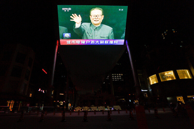 지난달 30일 중국 베이징 시내의 한 건물 스크린에 장쩌민 전 국가주석의 사망 뉴스가 나오고 있다. 베이징/로이터 연합뉴스