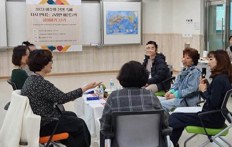 14일 인천 연수구 교육문화공간 마을에 우크라이나 고려인 여성 4명 등이 모여 이야기를 나누고 있다. 사단법인 조각보 제공