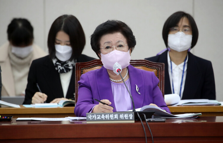 이배용 국가교육위원장이 17일 오전 국회 교육위원회에서 열린 국가교육위원회에 대한 국정감사에서 의원질의에 답변하고 있다. 연합뉴스