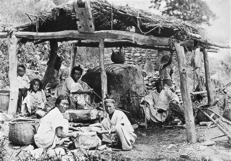 영국 해군이 찍은 거문도 주민의 사진으로, 제국주의의 시선에서 타자화된 이미지의 전형이다. 1885~1887년, 영국 국립해양박물관 소장. 문학동네 제공