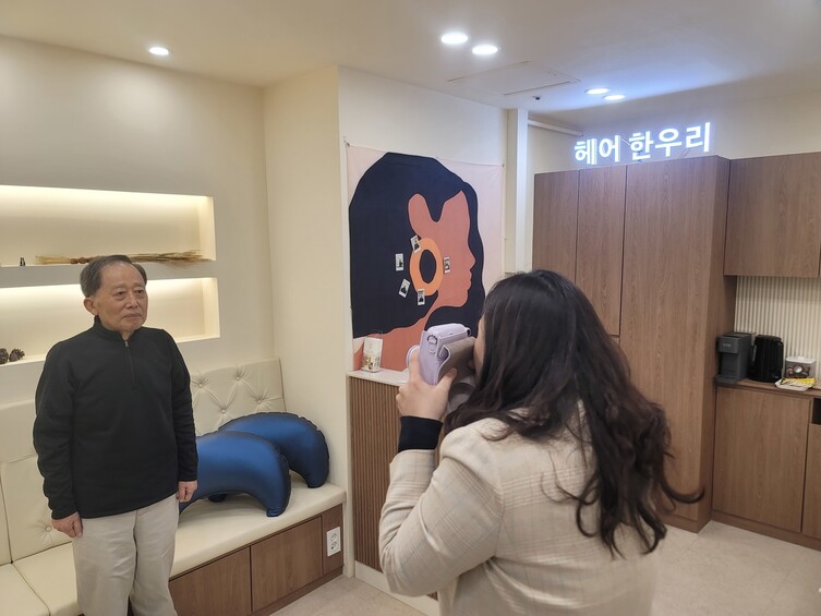 미용을 마친 한광락씨가 사진을 찍고 있다. 배현정 기자