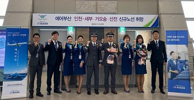 에어부산 임직원들이 인천~세부·가오슝·선전 신규 취항을 맞아 화이팅을 외치고 있다. 에어부산 제공