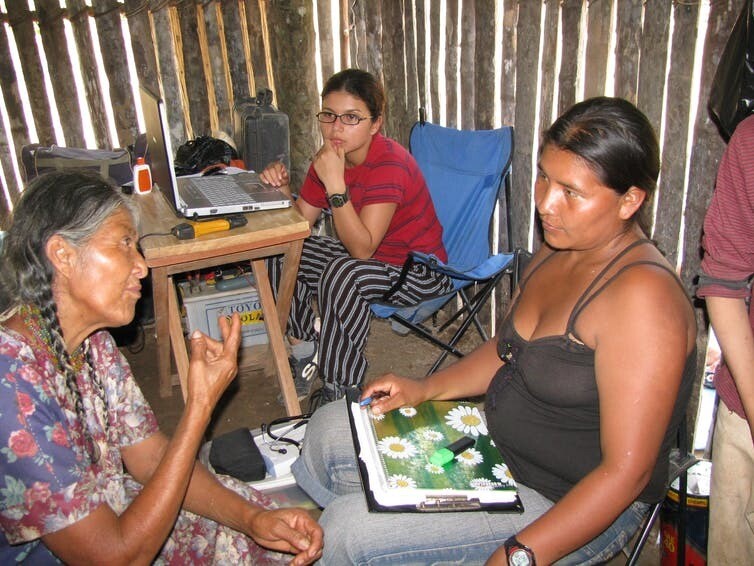 건강 검진을 받고 있는 치마네 부족 주민(왼쪽). 사진 Michael Gurven , CC BY-ND