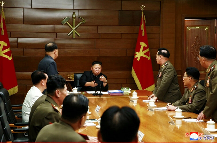 김정은 조선노동당 중앙군사위원장이 18일 중앙군사위 7기5차 확대회의와 별도 ‘비공개회의’를 열어 “잠재적 군사위협” 대비 태세를 점검하고 ‘핵심 중요 군수생산 계획지표들’을 승인했다고 19일 <노동신문>이 보도했다. 조선중앙통신 연합뉴스.