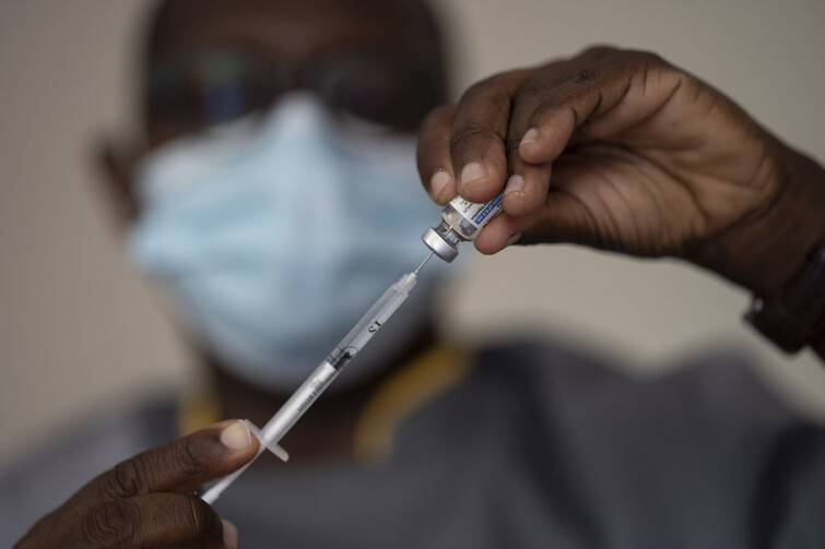 지난 7월28일 아프리카 세네갈 다카르에서 의료진이 코로나19 백신 접종을 준비하고 있다. 다카르/AP 연합뉴스