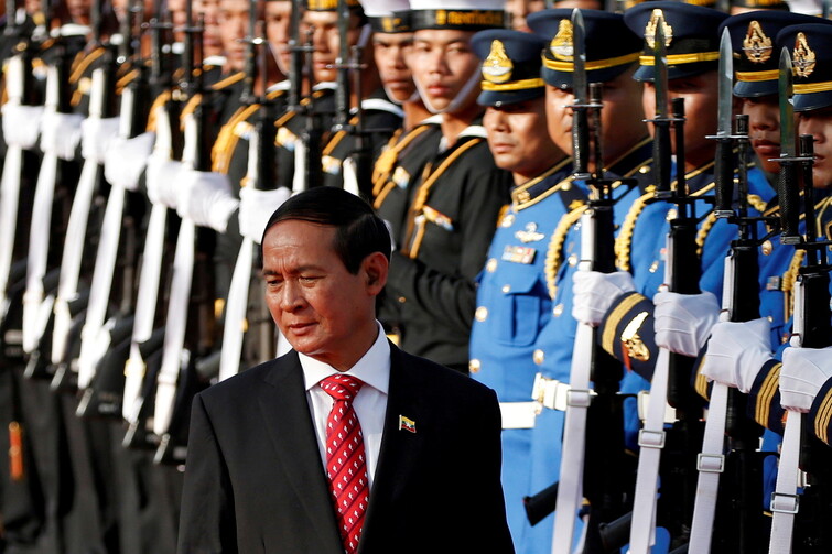 윈 민 미얀마 전 대통령이 2018년 6월 타이 방콕에서 군 사열을 받고 있다. 방콕/로이터 연합뉴스