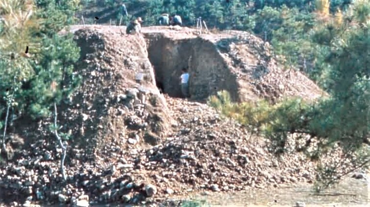 1967년 9월 도굴된 창녕 계성고분군 5호분 모습. 도굴꾼이 판 굴이 보인다.