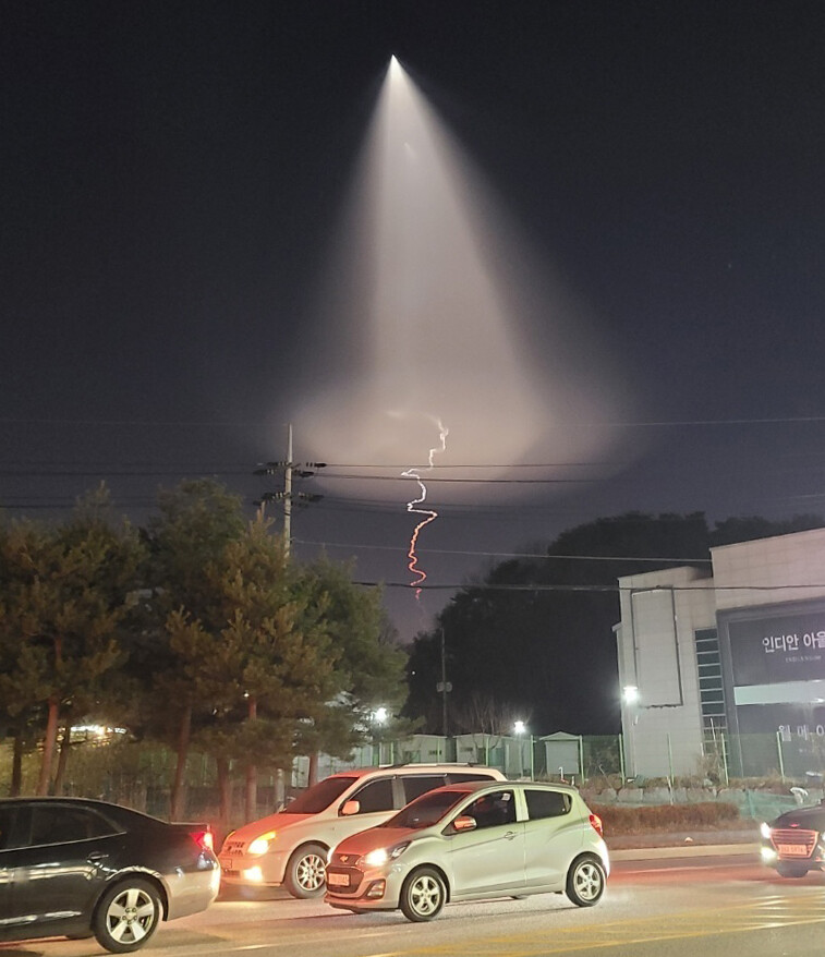 30일 오후 강원 강릉시 상공에 긴 연기 꼬리를 그리며 날아가는 빛이 포착됐다. 이 현상은 강원 곳곳은 물론 수도권과 남부 지방에서도 관측됐다. 연합뉴스