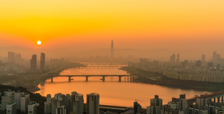 금강산에서 기운차게 내려온 한강의 물줄기는 두물머리, 팔당, 미사를 지나면서 감금틀 속에서 들어서 찍 소리도 내지 못한 채 숨을 죽이고 흐른다. 게티이미지뱅크