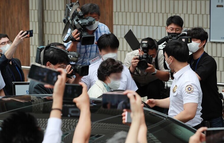 요양병원을 개설하고 요양급여를 편취한 혐의를 받는 윤석열 전 검찰총장의 장모 최은순씨가 지난해 7월2일 경기도 의정부시 가능동 의정부지법에서 열린 1심 선고공판에 출석하고 있다. 연합뉴스