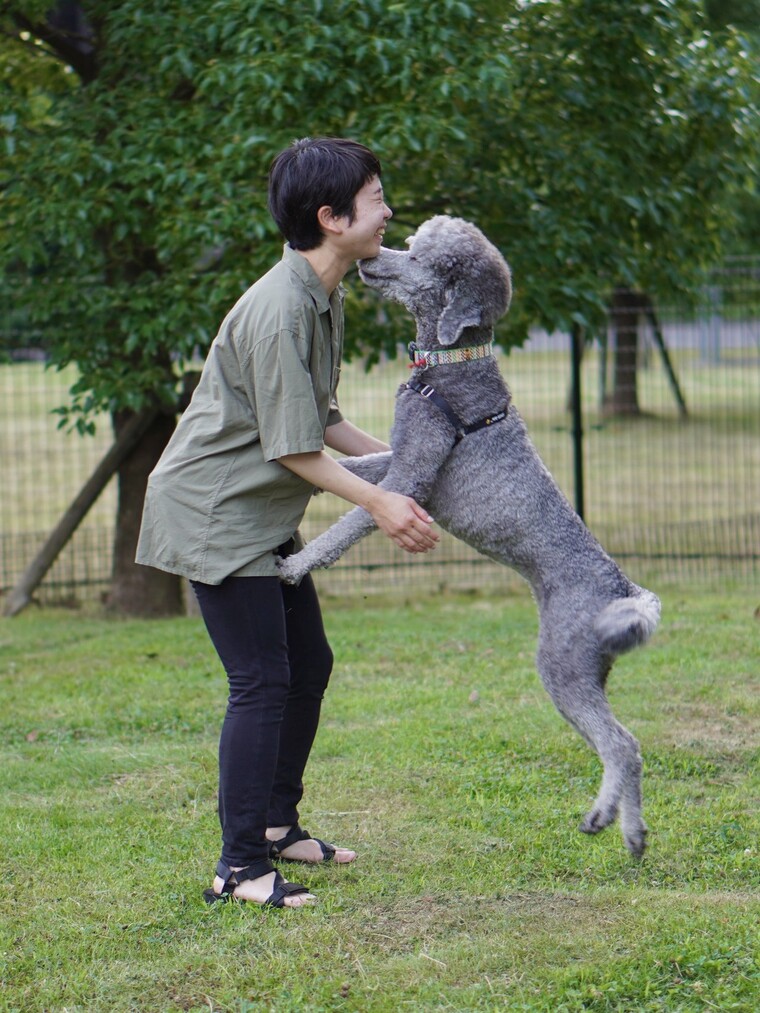 주인과 떨어져 있다 다시 만난 반려견은 얼굴을 핥고 꼬리를 치며 반가워하면서 동시에 눈에 눈물이 고이는 것으로 밝혀졌다. 나카무라 마도카 제공.