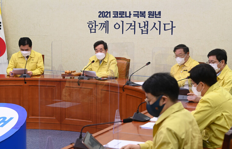 더불어민주당 이낙연 대표가 15일 오전 서울 여의도 국회에서 최고위원회의를 주재하고 있다. 연합뉴스