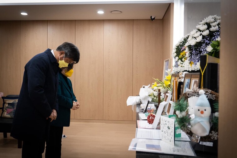 여영국 정의당 대표가 9일 군 성폭력 피해 뒤 극단적 선택을 한 고 이예람 공군 중사의 국군수도병원 장례식장을 찾아 참배하고 있다. 여영국 대표 페이스북 갈무리