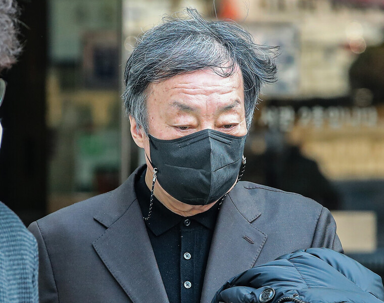 세무조사를 무마해주겠다며 사업가에게서 뒷돈을 받고 브로커 역할을 한 혐의를 받는 윤우진 전 용산세무서장이 지난해 12월 오전 구속 전 피의자 심문(영장실질심사)을 마친 뒤 서울 서초구 서울중앙지법을 빠져나오고 있다. 연합뉴스