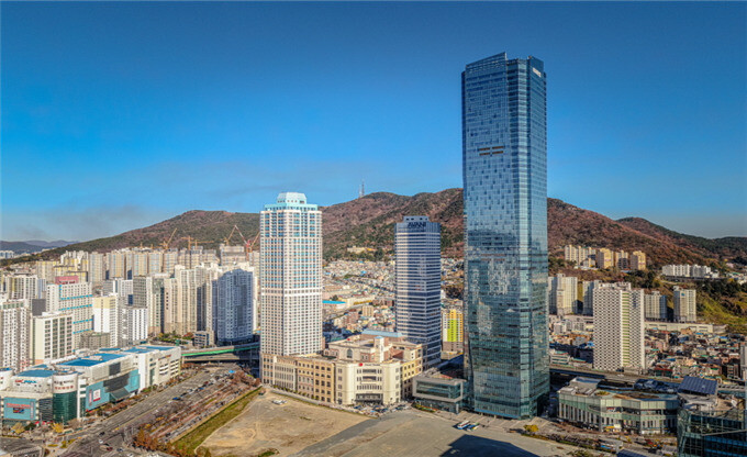 부산혁신도시의 하나인 남구 문현동 부산국제금융센터(63층). 한국거래소·한국자산관리공사·한국남부발전·한국주택금융공사·한국예탁결제원·주택도시보증공사 등이 입주했다. 부산시 제공