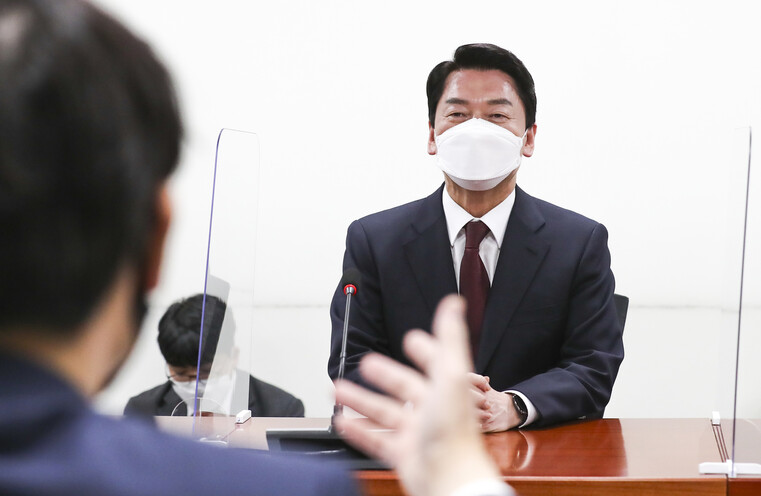 6·1 지방선거와 함께 치러지는 성남 분당갑 국회의원 보궐선거에 출마하는 안철수 전 대통령직인수위원장이 10일 국회 의원회관에서 공천 면접을 보고 있다. 국회사진기자단