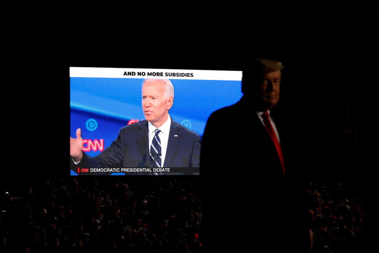 도널드 트럼프 미국 대통령이 21일 펜실베이니아주에서 유세를 하는 가운데, 대형 스크린에 조 바이든 민주당 대선후보의 얼굴이 보인다. 이리/로이터 연합뉴스