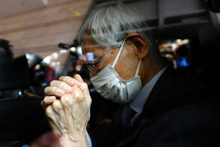 홍콩 민주당을 창설해 ‘민주파의 대부’로 불리는 마틴 리(82)가 16일(현지시각) 홍콩에서 징역 11개월에 집행유예 2년을 선고받고 법원을 떠나고 있다. 홍콩/로이터 연합뉴스