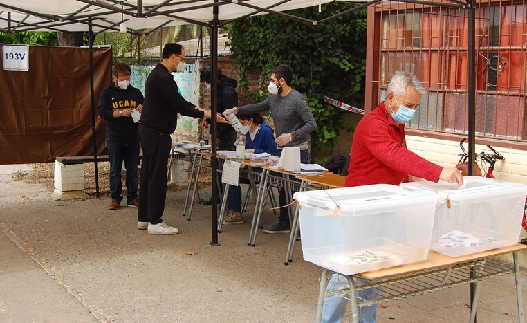 칠레 개헌 국민투표가 치러진 25일(현지시각) 수도 산티아고의 프로비덴시아에 위치한 레히나 파시스 학교에 설치된 투표소에서 마스크를 쓴 시민들이 손소독을 하면서 투표 준비를 하고 있다. 산티아고/김순배 통신원 칠레 개헌 국민투표가 치러진 25일(현지시각) 수도 산티아고의 프로비덴시아에 위치한 레히나 파시스 학교에 설치된 투표소에서 마스크를 쓴 시민들이 손소독을 하면서 투표 준비를 하고 있다. 산티아고/김순배 통신원