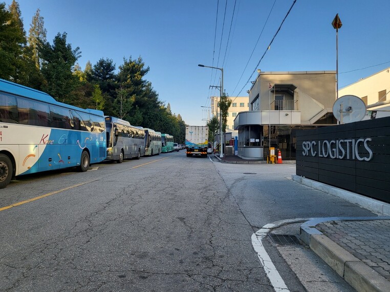 지난 20일 아침 7시50분, 에스피씨 계열사 빵 반죽 공장인 에스피엘 평택 공장 맞은편에는 야간근무를 마치고 퇴근하는 직원들이 탑승할 버스들이 줄지어 세워져있다.