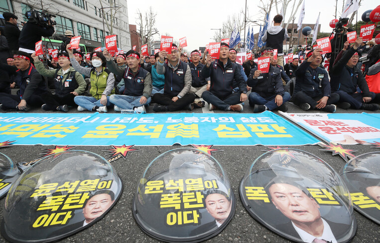 지난 25일 오후 서울 종로구 대학로 인근에서 민주노총 주최로 열린 '민생파탄 검찰 독재 윤석열 심판 민주노총 투쟁선포대회'에서 '윤석열 심판', '주 69 시간제 폐지' 등이 적힌 손팻말을 들고 구호를 외치고 있다. 신소영 기자 viator@hani.co.kr