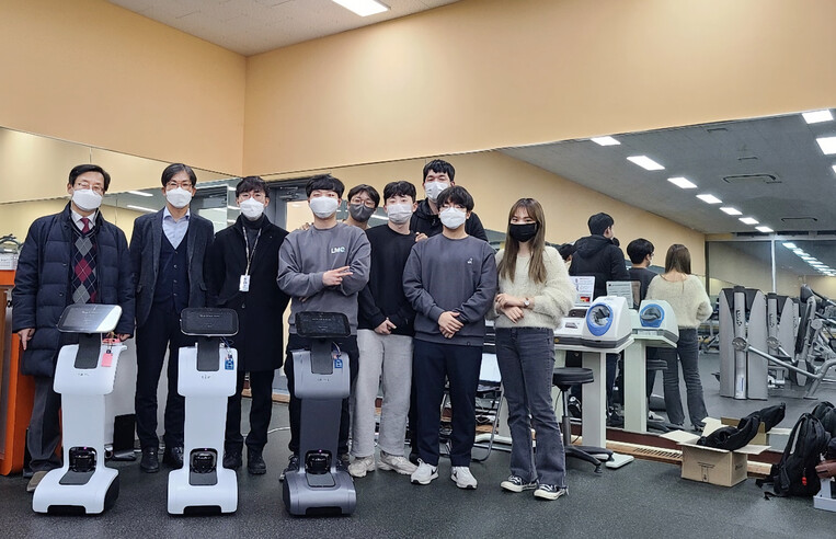 한양대 학생들이 로봇전문 회사인 ‘휴림로봇’과 손을 잡고, ‘테미’(Temi)라는 서비스로봇을 활용한 다양한 사업 아이디어를 내고 비즈니스 모델을 개발했다. 한양대 제공