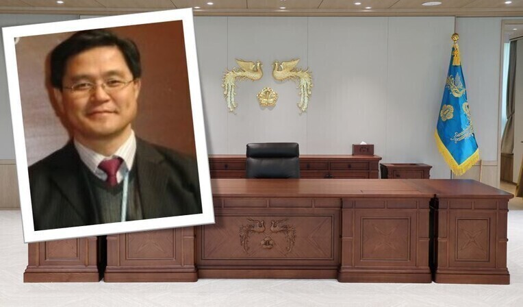 김성회 대통령비서실 종교다문화비서관. 배경 사진은 용산 대통령 집무실의 모습. 대통령비서실 제공, 연합뉴스 김성회 대통령비서실 종교다문화비서관. 배경 사진은 용산 대통령 집무실의 모습. 대통령비서실 제공, 연합뉴스