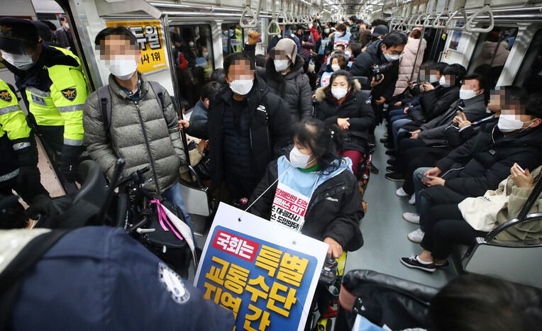 전국장애인차별철폐연대 관계자들이 20일 오전 서울 지하철 5호선 광화문역에서 열차에 탑승해 장애인 이동권 보장을 촉구하는 시위를 하고 있다. 연합뉴스