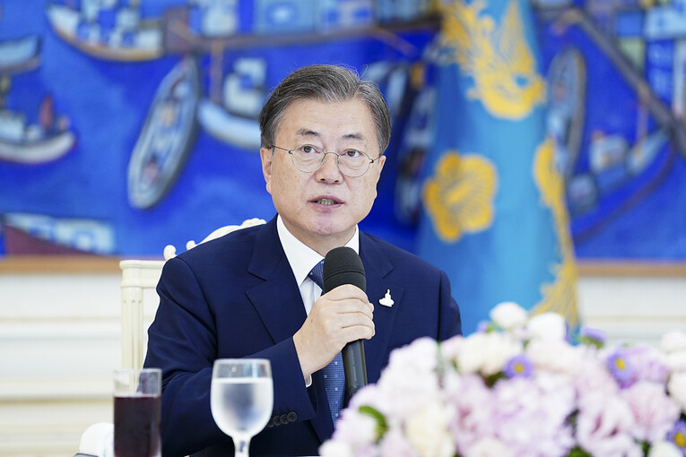 문재인 대통령이 20일 청와대에서 염수정 추기경(서울대교구장) 등 천주교 지도자들과 한 오찬간담회에서 발언하고 있다. 청와대 제공 문재인 대통령이 20일 청와대에서 염수정 추기경(서울대교구장) 등 천주교 지도자들과 한 오찬간담회에서 발언하고 있다. 청와대 제공