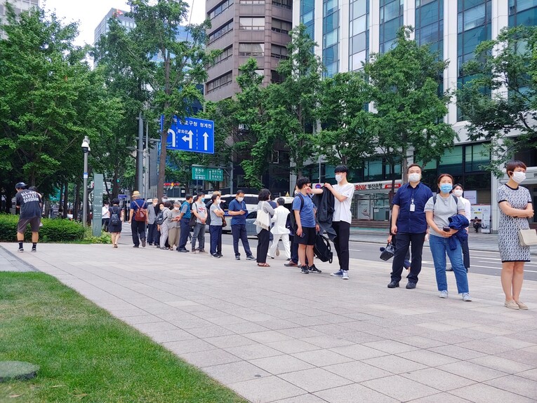 조문하기 위한 대기줄이 서울광장을 한바퀴 두르고 서울시청사 옆 인도로도 이어지고 있다. 서혜미 기자