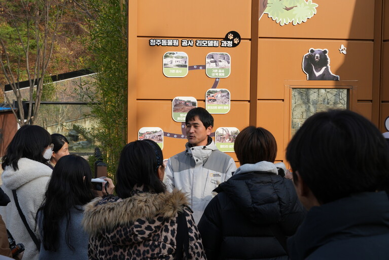 김정호 청주동물원 진료사육팀장이 시민들에게 인사말을 하고 있다. 녹색연합 제공