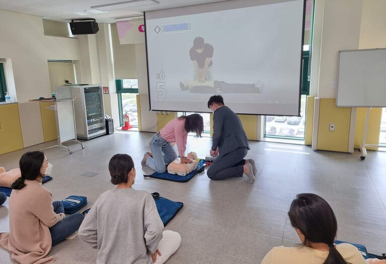 지난달 27일 울산 북구육아종합지원센터에서 진행된 심폐소생술 등 응급처치 교육 모습. 울산시 제공